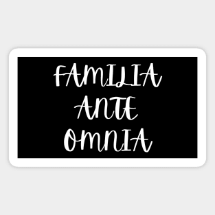 Familia ante omnia Magnet